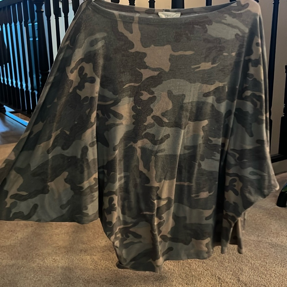 NWOT Vici Dolman camo shirt